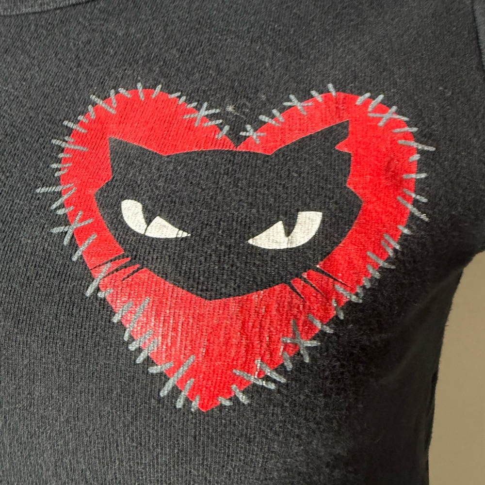 Vintage EMILY THE STRANGE Women’s Babydoll Cat Heart T-Shirt - size XL - Picture 2 of 6
